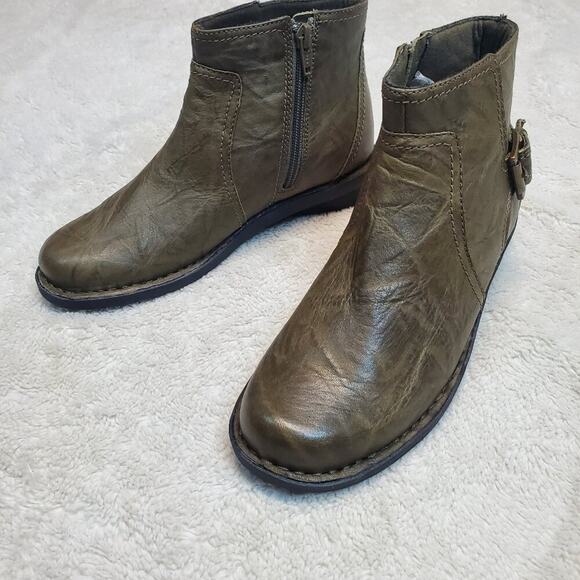 Clarks Olive Green Star Crinkle Leather Fairy Lagenlook Zip Ankle Boot 6W 6 Wide - Picture 1 of 7
